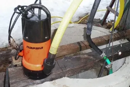 Откачиваем воду из колодца